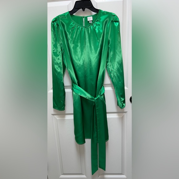 💚 NWOT! Green Satin Belted Dress - Picture 5 of 10